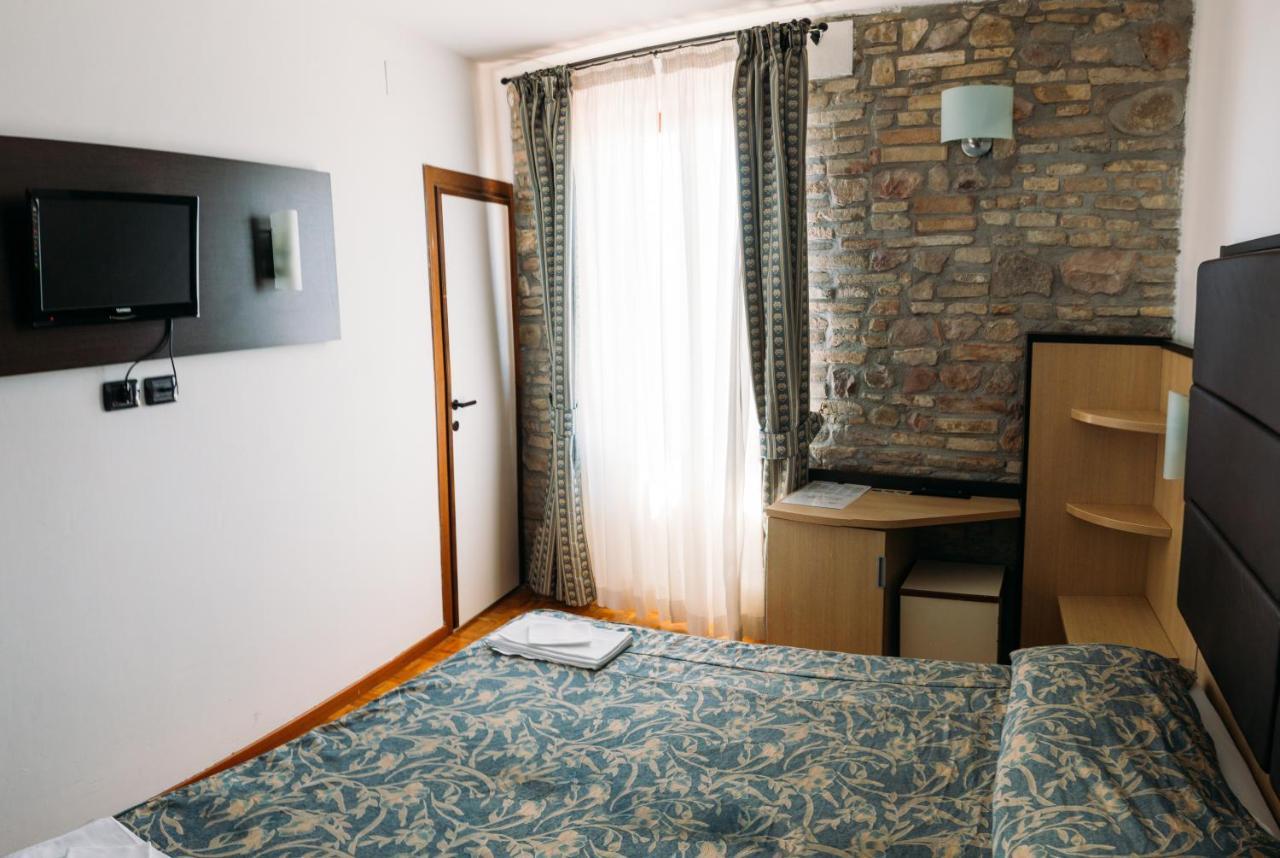 Hotel Il Castello Assisi Luaran gambar
