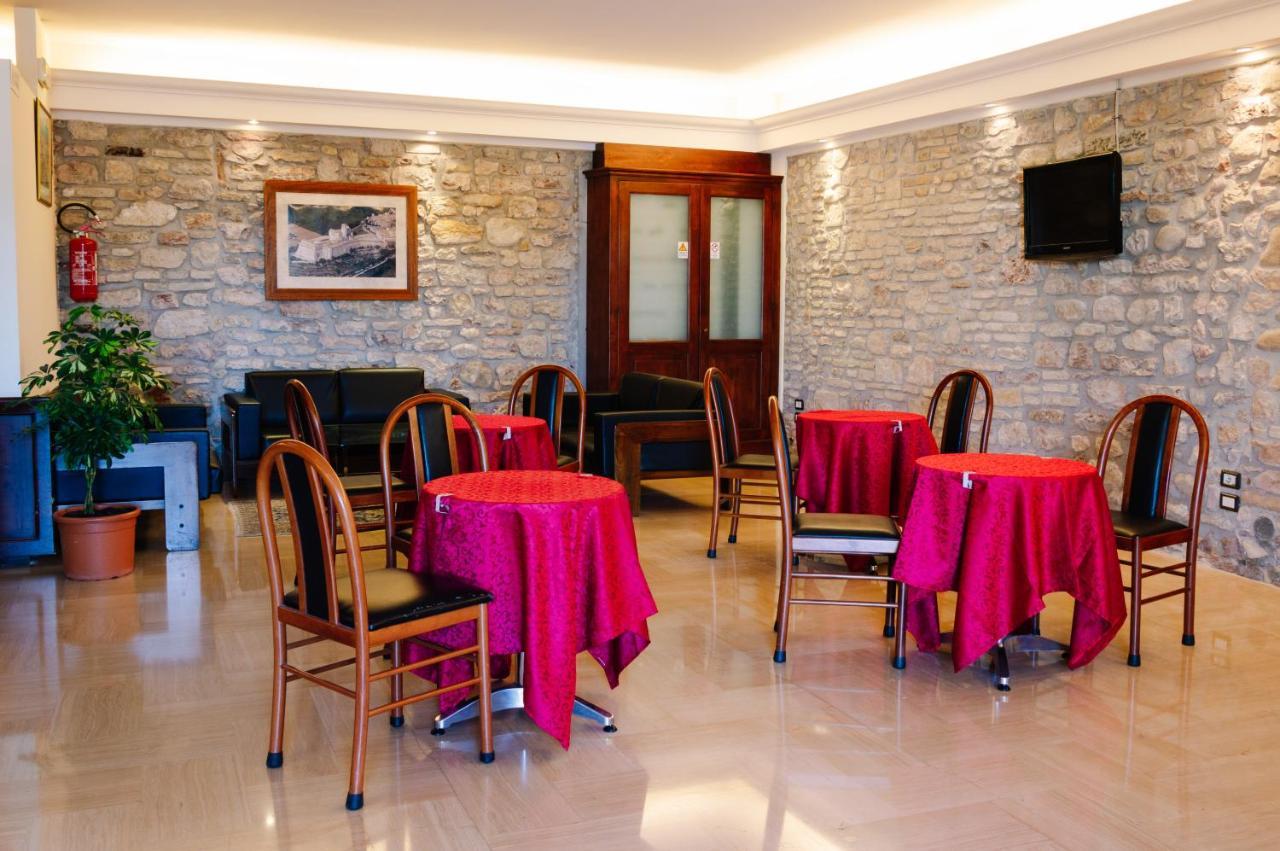Hotel Il Castello Assisi Luaran gambar