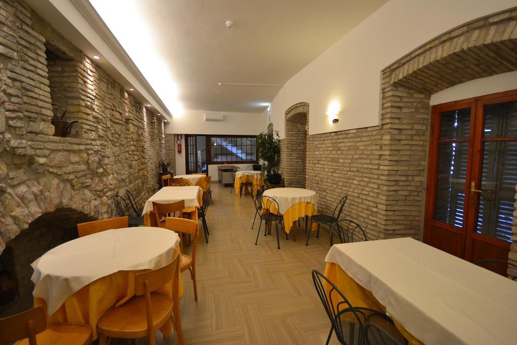 Hotel Il Castello Assisi Luaran gambar